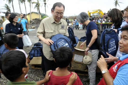 Ban Ki-Moon macht sich ein Bild von der Lage in den Katastrophengebieten (Bild: aus Tacloban)