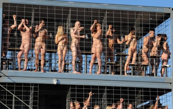 63 Nackte im Gitterkäfig in München - Kunstaktion für Tierschutz