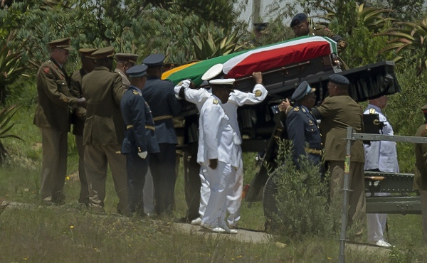 Mandelas Sarg, bedeckt mit der südafrikanischen Flagge, wird in die Erde gelassen