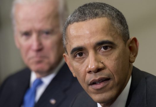 Barack Obama und Joe Biden (im Hintergrund)