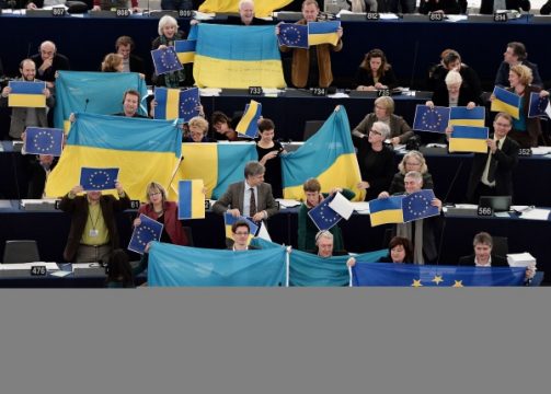 EU-Parlamentarier in Straßburg zeigen sich solidarisch mit den prowestlichen Demonstranten in Kiew