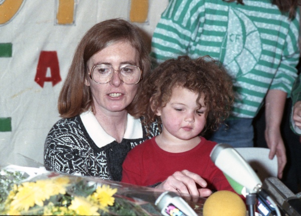 Hélène Passtoors am 11. Mai 1989 mit ihrem Enkelkind