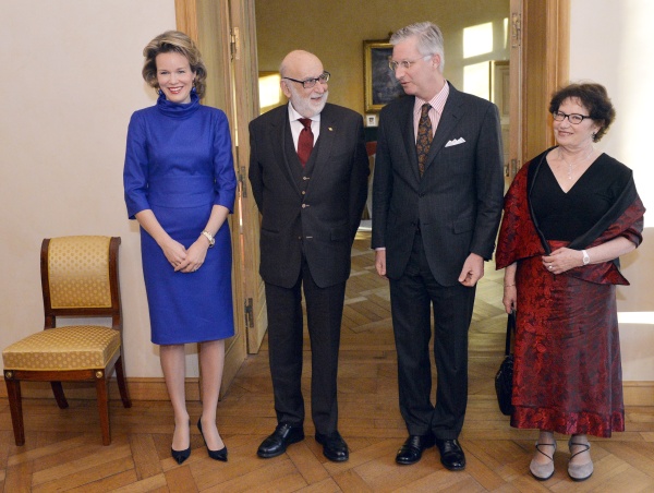 Königin Mathilde, François Englert, König Philippe und Englerts Frau Mira Nikomarow