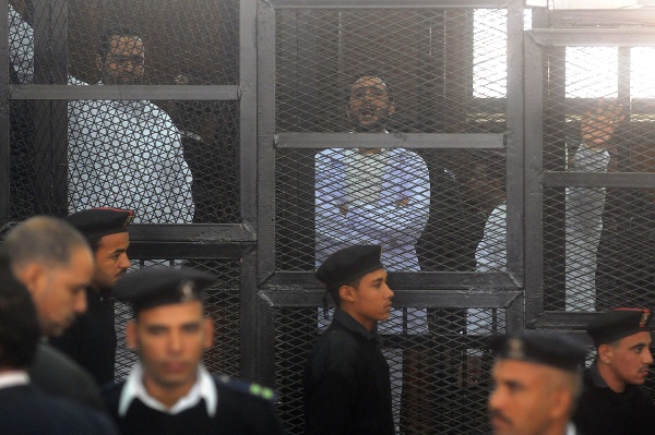 Die drei Mitgründer der Jugendbewegung 6. April Mohammed Adel, Ahmed Duma und Ahmed Maher (vlnr)vor Gericht