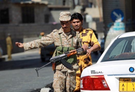 Nach Krankenhaus-Massaker: Jemenitische Soldaten kontrollieren Autos an einem Kontrollpunkt auf der Straße zum Verteidigungsministerium in Sanaa