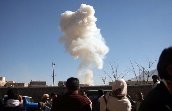 Rauch steigt über dem Verteidigungsministerium in Sanaa auf
