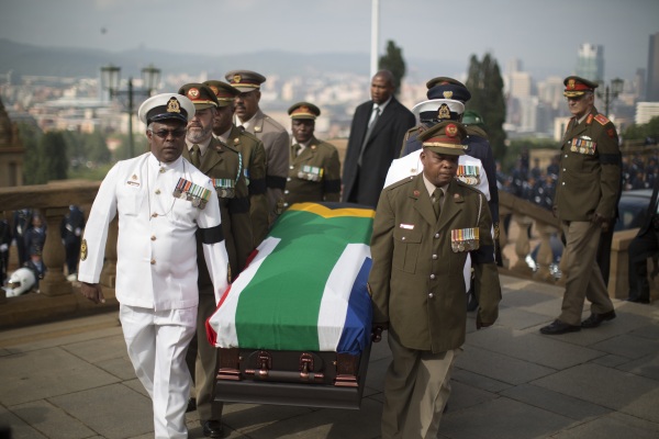 Offiziere tragen den Sarg von Nationalheld Nelson Mandela