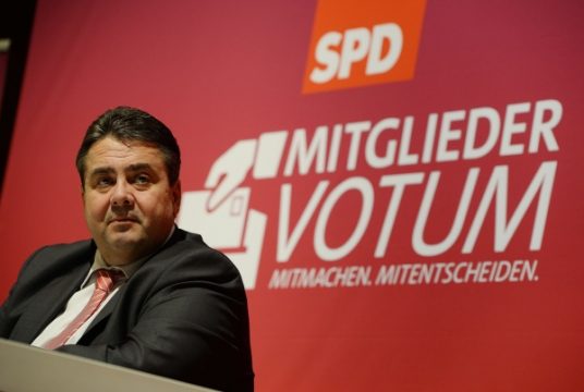 Der SPD-Vorsitzende Sigmar Gabriel wirbt um die Zustimmung der Basis (Bild vom 2.12.)