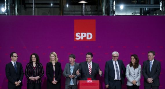 Die SPD-Politiker Heiko Maas, Andrea Nahles, Manuela Schwesig, Barbara Hendricks, Sigmar Gabriel, Frank-Walter Steinmeier, Aydan Özoguz und Thomas Oppermann (vlnr)