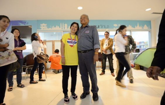 Protestführer Suthep Thaugsuban am Dienstag mit einer Anhängerin