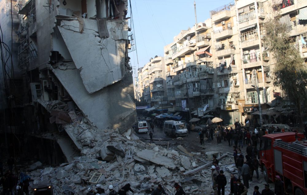 Syrer suchen nach Luftangriffen auf ein Wohngebiet in der nordsyrischen Stadt Aleppo nach Überlebenden