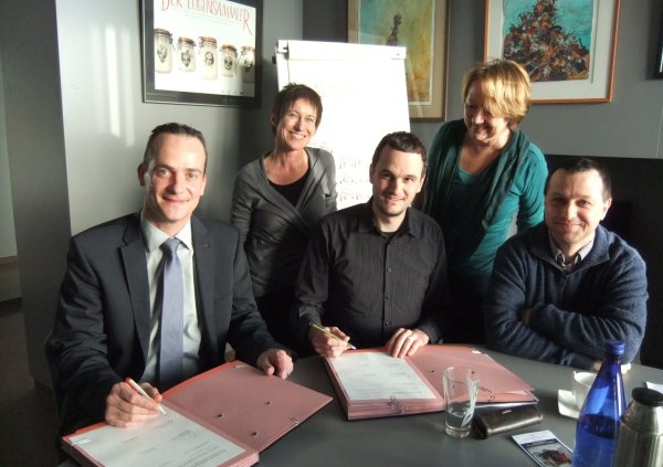 Bei der Unterzeichnung: Minister Oliver Paasch, Susanne Schrader, Roger Hilgers (AGORA), Helga Kohnen und Kurt Pothen (AGORA) (vlnr)