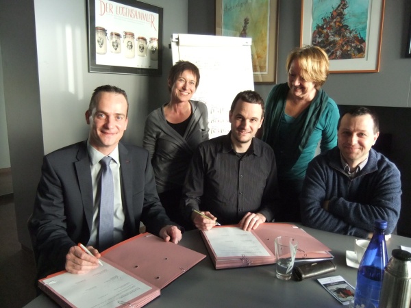 Bei der Unterzeichnung: Minister Oliver Paasch, Susanne Schrader, Roger Hilgers (AGORA), Helga Kohnen und Kurt Pothen (AGORA) (vlnr)