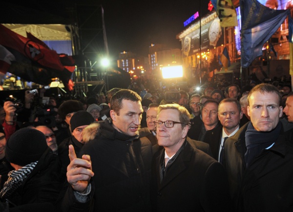 Vitali Klitschko und Guido Westerwelle besuchen den Unabhängigkeitsplatz von Kiew