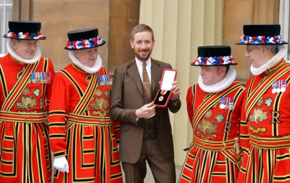 Bradley Wiggins mit königlichen Leibgardisten
