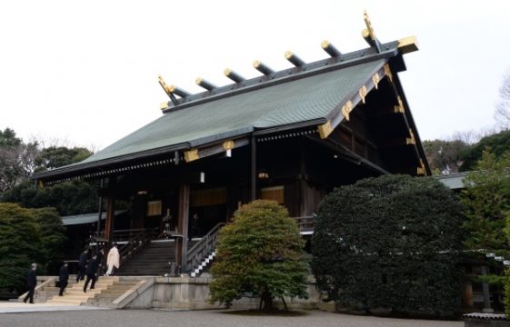 Japans Ministerpräsident Shinzo Abe hat am Donnerstag den umstrittenen Yasukuni-Schrein für die Kriegstoten besucht