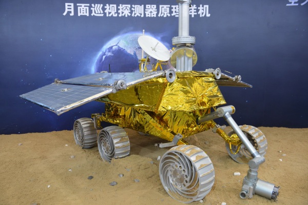 Miniaturmodell des chinesischen Mondfahrzeugs "Jadehase" (Yutu) (am 5.11.)
