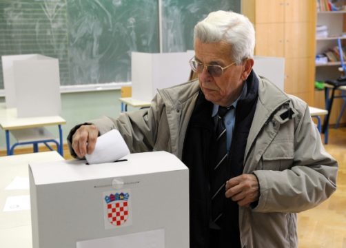 Kroate nimmt an Referendum für das katholische Ehemodell in Zagreb teil
