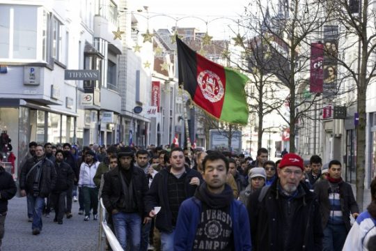Afghanische Asylbewerber marschieren durch Aalst