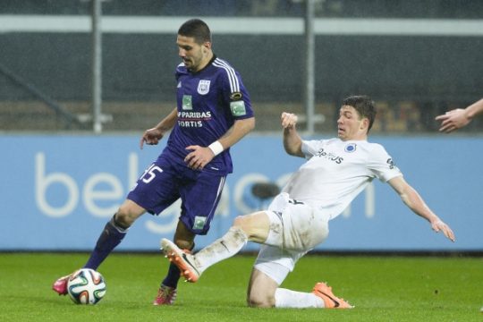 Anderlecht (Aleksandar Mitrovic, links) bringt Club Brugge (Brandon Mechele) zu Fall