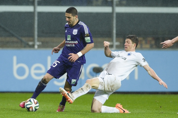 Anderlecht (Aleksandar Mitrovic, links) bringt Club Brugge (Brandon Mechele) zu Fall