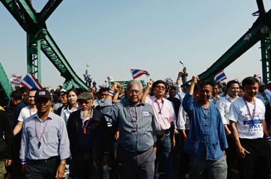 Oppositionsführer Suthep leitet den lautstarken Protestzug