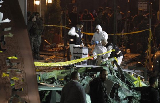 Libanesische Forensiker untersuchen den Tatort nach einem tödlichen Anschlag in Beirut