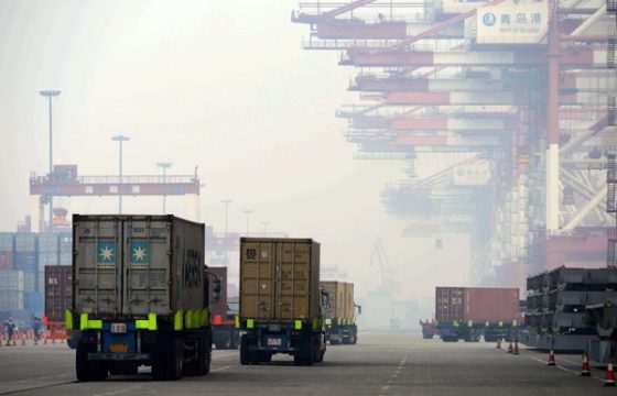China steigt zur größten Handelsnation auf - Hafen von Qingdao