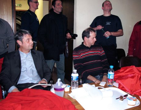 Bernard Glesser und Michel Dheilly mit ihren "Geiselnehmern"