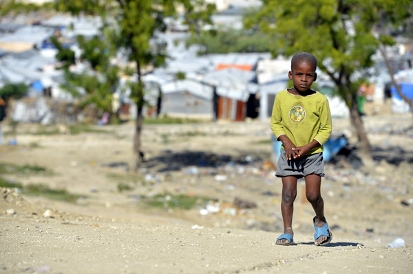Haitianisches Kind in der Zeltstadt Accra (Dezember 2013)