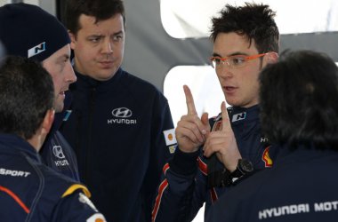 Thierry Neuville im Gespräch mit seinen Mechanikern