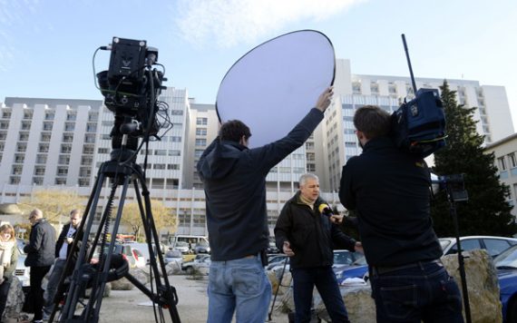 Journalisten vor der Klinik in Grenoble