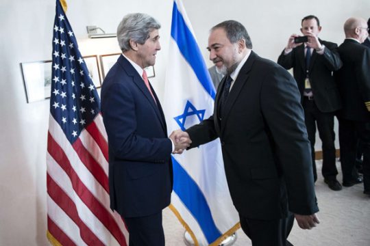 US-Außenminister John Kerry und Israels Außenminister Avigdor Lieberman im David Citadel Hotel in Jerusalem