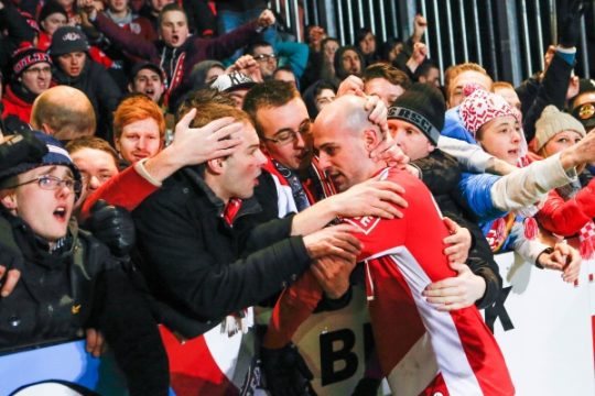 Laurent Ciman feiert den Standard-Sieg mit den Fans
