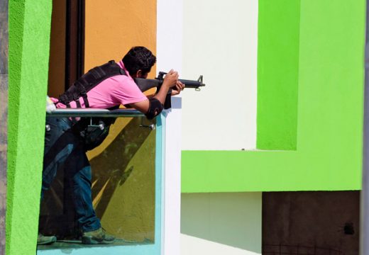 Mitglied einer mexikanischen Bürgerwehr am Eingang der Gemeinschaft Nueva Italia in Michoacàn