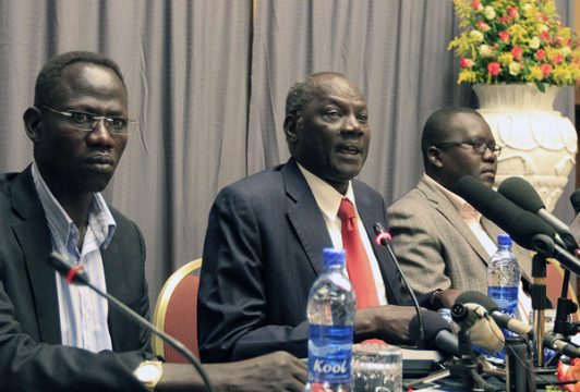 Südsudans Informationsminister Michael Makuei bei einer Pressekonferenz in Addis Abeba am 5. Januar