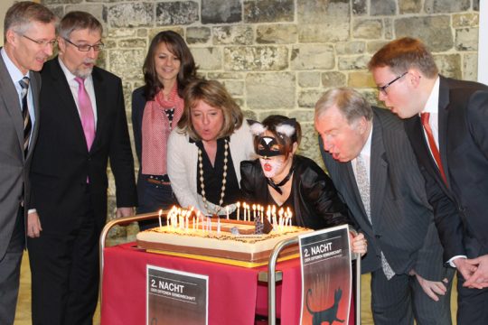 "40 Jahre DG" lautet das Motto der zweiten Nacht der offenen Gemeinschaft. Toni Wimmer (BRF), Generalsekretär Norbert Heukemes, Rita Bertemes (Medienzentrum), MP Karl-Heinz Lambertz un PDG-Präsident Alexander Miesen pusten die Kerzen aus