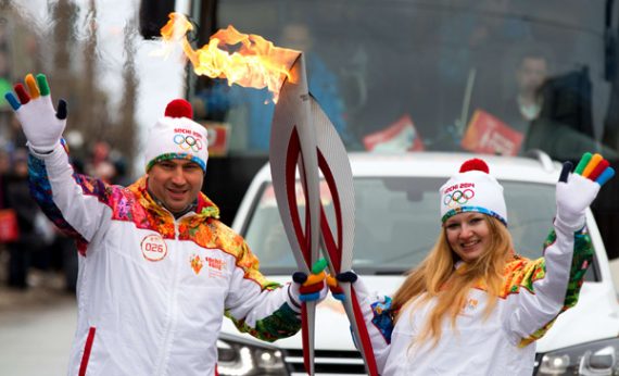 Fackelläufer mit Olympischer Flamme für Sotschi 2014