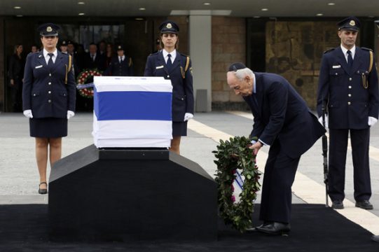 Israels Präsident Peres legt einen Trauerkranz vor dem Sarg Scharons nieder