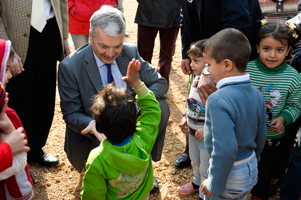 Reynders besucht Flüchtlingslager im Libanon