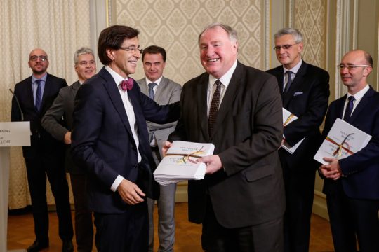 Premier Di Rupo überreicht MP Lambertz den Text der Sechsten Staatsreform