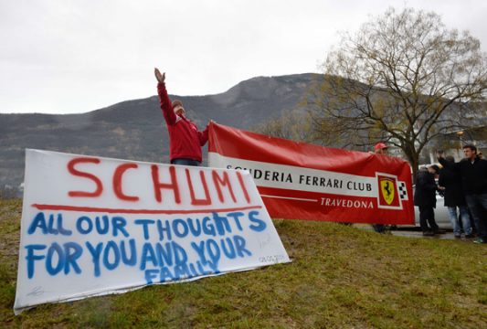 Vor dem Krankenhaus in Grenoble: Schumi-Fans bekunden ihre Unterstützung