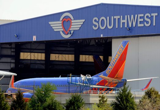 Eine Maschine der Southwest Airlines am 3.4.2011 vor einer Halle des Unternehmens