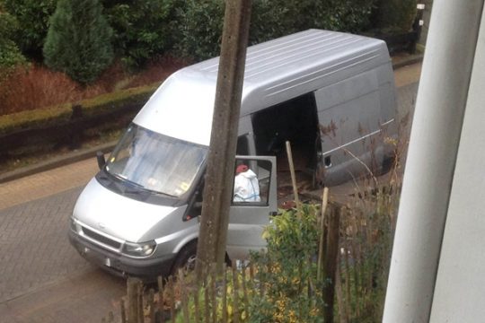 Mitarbeiter der Spurensicherung nehmen den Lieferwagen der Verdächtigen unter die Lupe