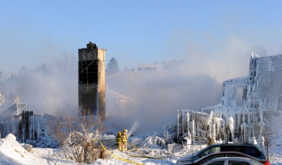 Feuerwehrleute versuchen, das wütende Feuer im Altersheim des Städtchens L'Isle Verte zu löschen