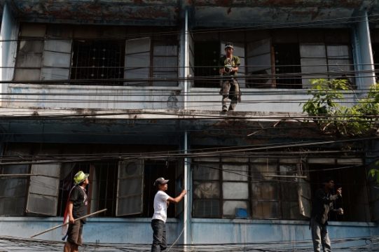 Bangkok: Regierungsgegner vor dem Gebäude, von dem aus die Bombe gezündet worden sein soll