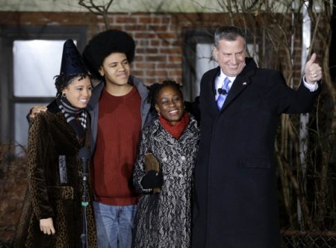 New Yorks neuer Bürgermeister Bill de Blasio, seine Frau Chirlane McCray und ihre Kinder Dante und Chiara de Blasio (vrnl)