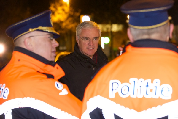 Der Gouverneur von Westflandern, Carl Decaluwé (M.) will gegen Menschenschmuggel vorgehen