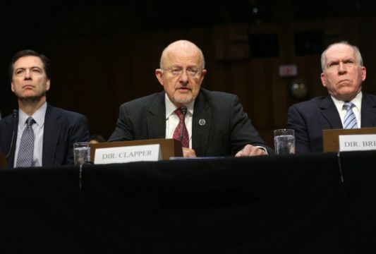 US-Geheimdienstdirektor James Clapper (M.) und John Brennan (r.), Chef des Auslandsgeheimdienstes CIA