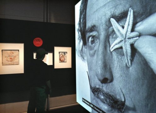 Eine der 19 Weihnachtskarten von Salvador Dalí (r.) (Bild vom 19.12.2006)